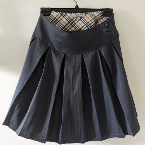 Amazon | Pleated Grey High Rise Skirt with Shorts Lining | Size 16 - Picture 3 of 7